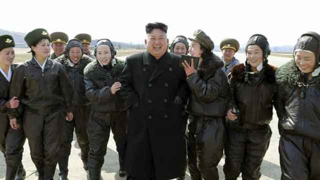 El líder del Corea del Norte, Kim Jong-un, halagado por militares norcoreanas / EFE