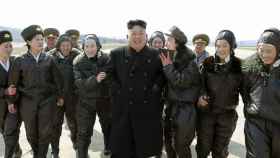 El líder del Corea del Norte, Kim Jong-un, halagado por militares norcoreanas / EFE