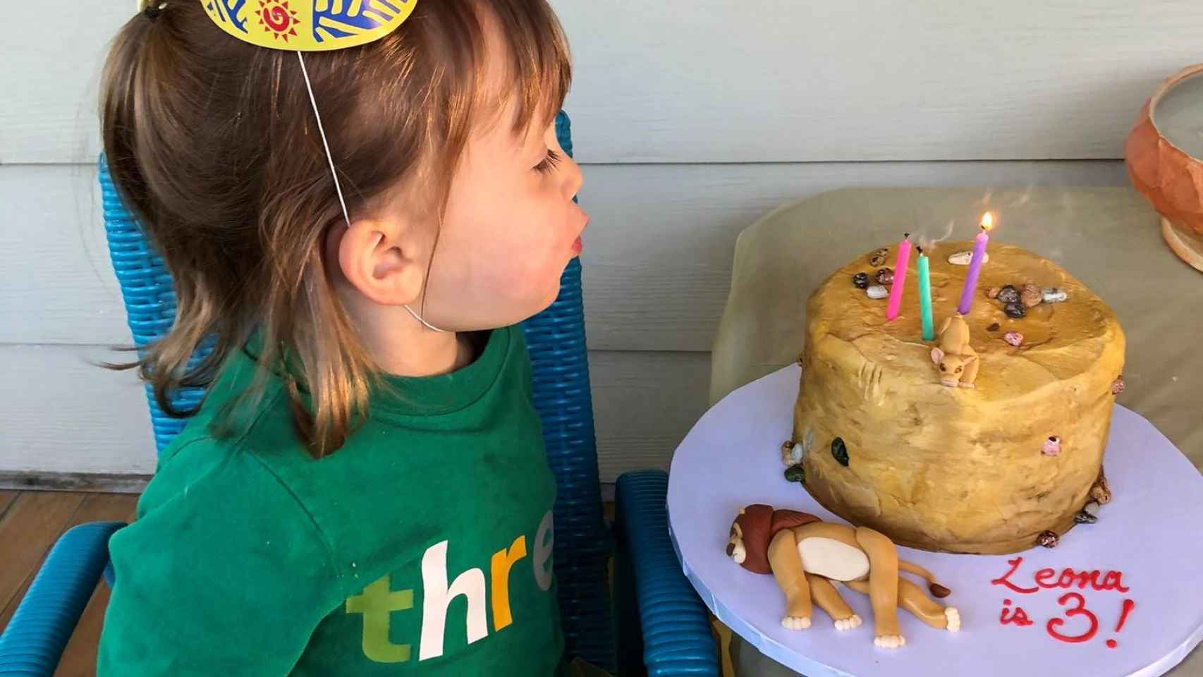 La pequeña Leona y su tarta de cumpleaños sobre la muerte de Mufasa / TWITTER