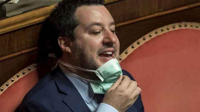 El líder de la Liga, Matteo Salvini, deja reposar su mascarilla en la barbilla / EP