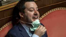 El líder de la Liga, Matteo Salvini, deja reposar su mascarilla en la barbilla / EP