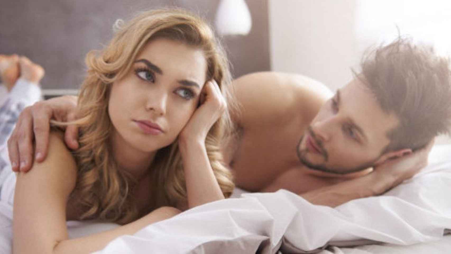 Una pareja en la cama tras practicar sexo