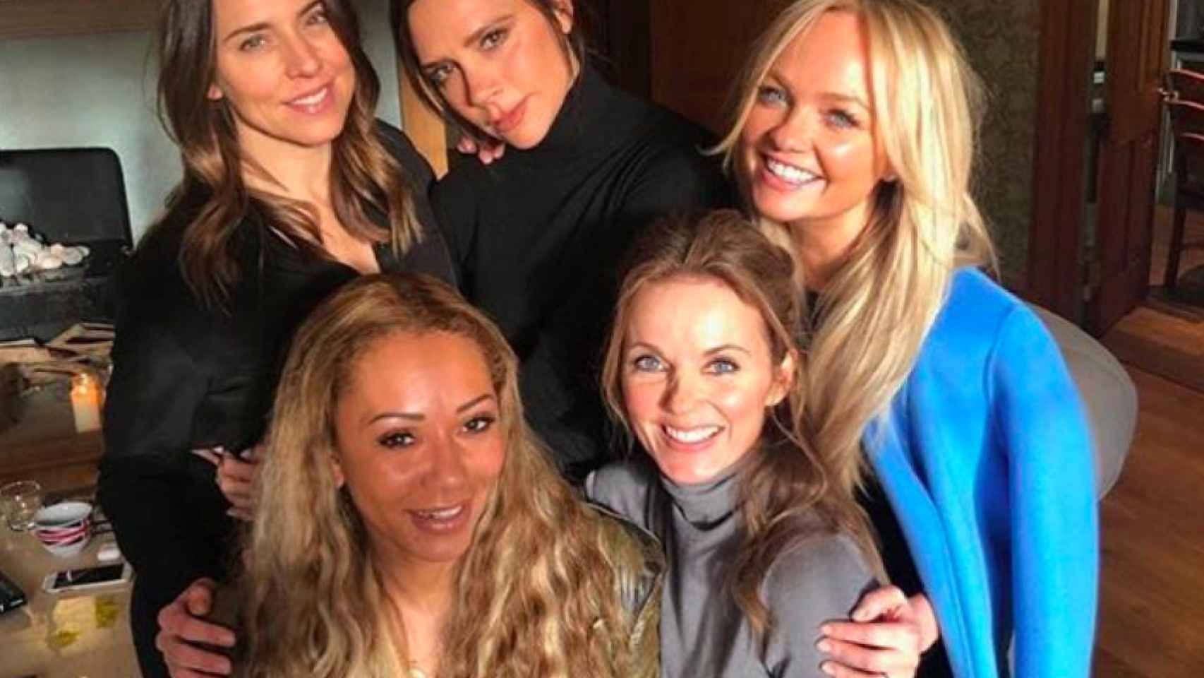 La extraña raya blanca en el móvil de una Spice Girls