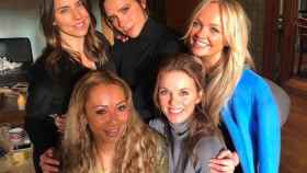 La extraña raya blanca en el móvil de una Spice Girls