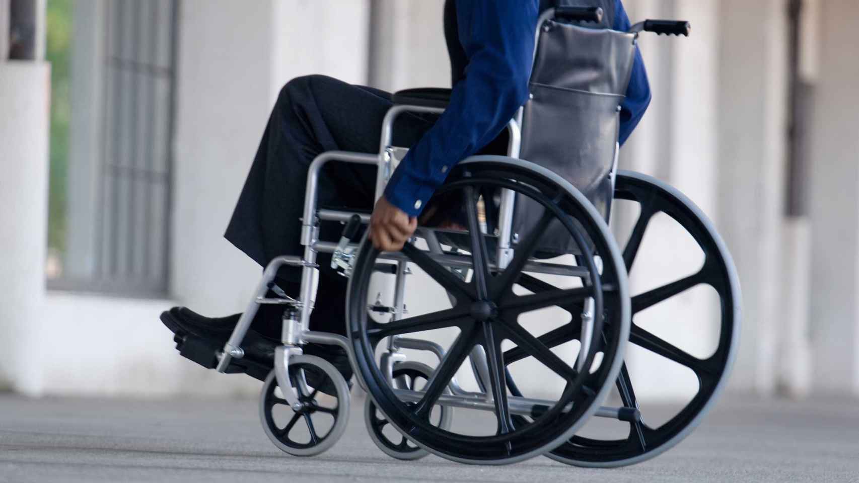 Una foto de archivo de un hombre en silla de ruedas