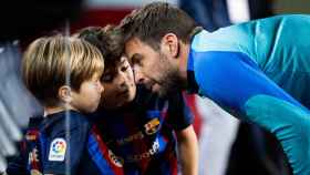 Gerard Piqué, junto a sus hijos Milan y Sasha en el Camp Nou / FCB