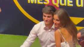 Gavi, junto a una muchacha, en la firma de autógrafos en la tienda del Barça en el Camp Nou / Redes