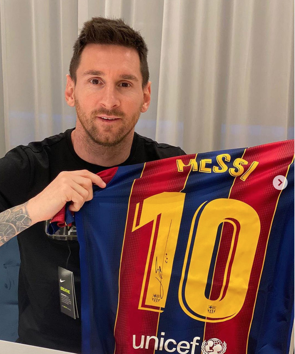 Leo Messi regala una de sus camisetas firmada