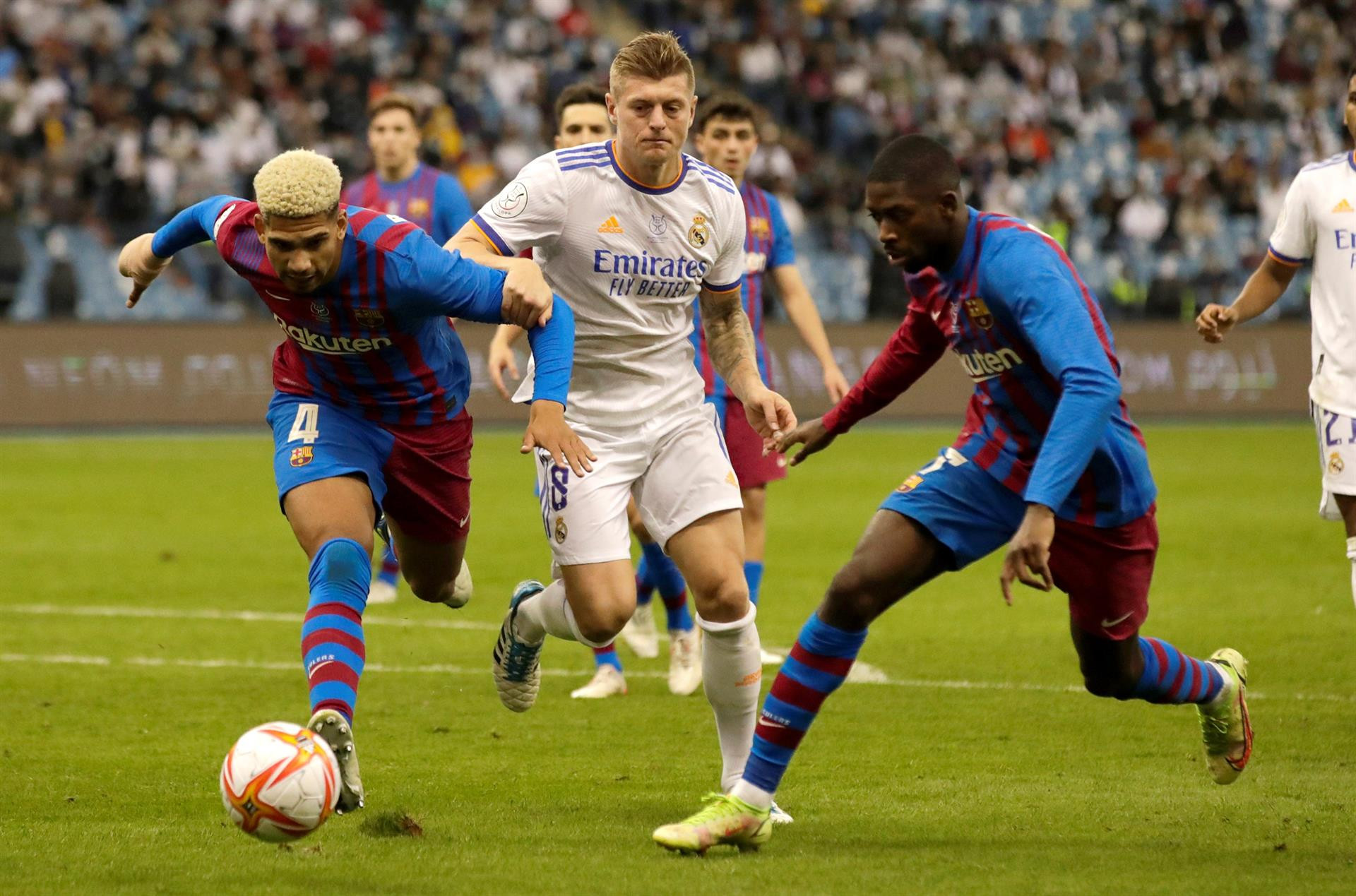 Araujo intenta frenar una internada de Kross, en el Real Madrid-Barça de la Supercopa / EFE