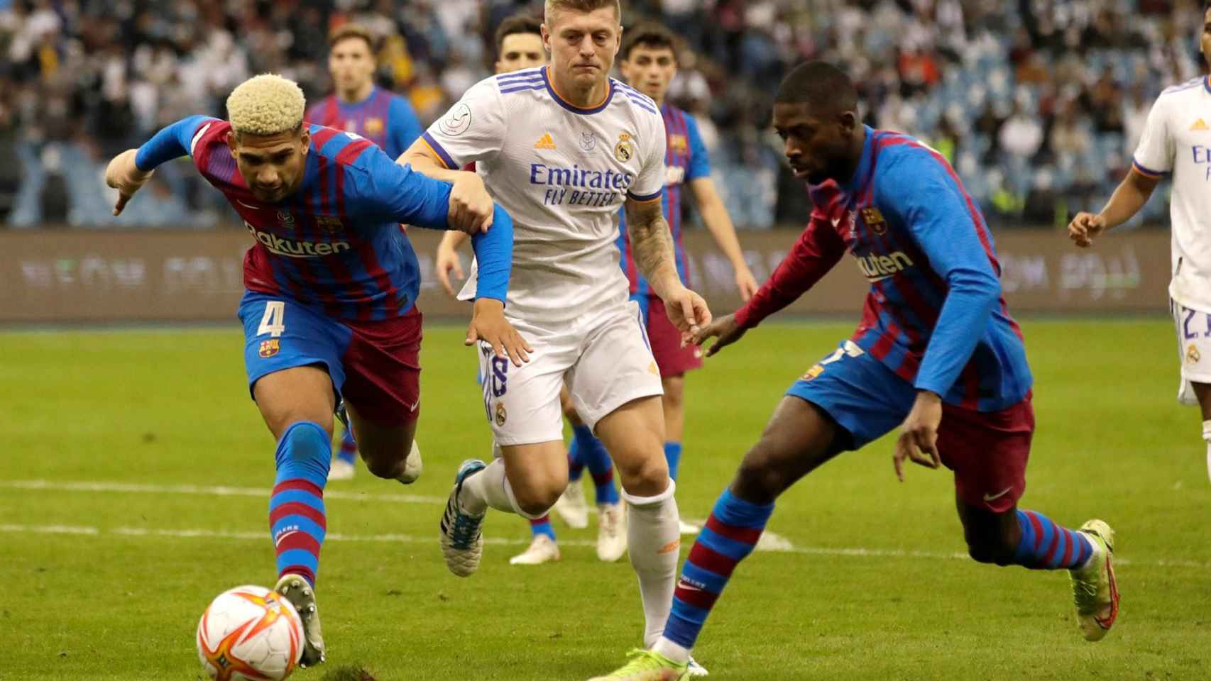 Araujo intenta frenar una internada de Kross, en el Real Madrid-Barça de la Supercopa / EFE