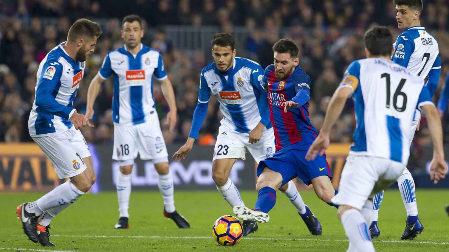 Leo Messi jugando en un Barça-Espanyol / EFE