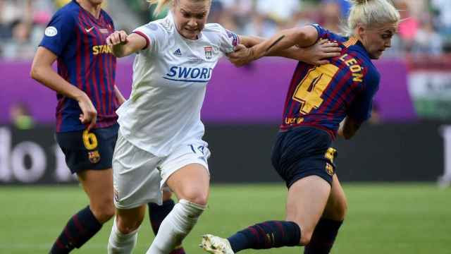 Una foto de María León ante Ada Hegerberg durante la final de la Women's Champoions League / EFE