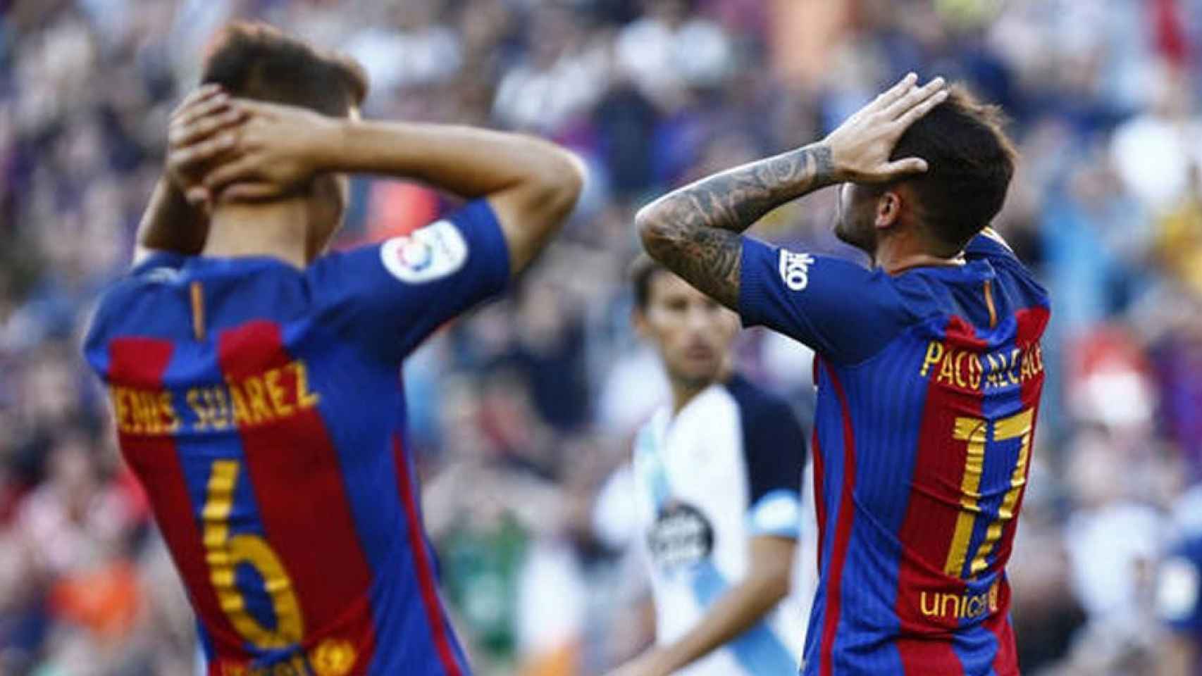 Denis Suárez y Paco Alcácer se lamentan en el Camp Nou / EFE