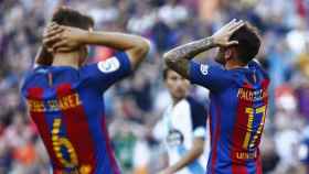 Denis Suárez y Paco Alcácer se lamentan en el Camp Nou / EFE