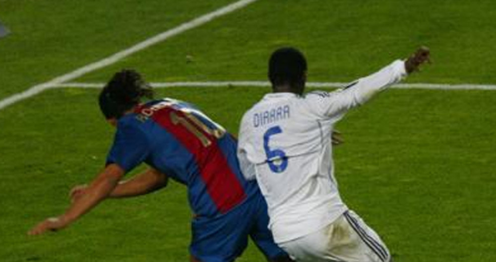 El penalti de Diarra sobre Ronaldinho que no fue cobrado por Undiano Mallenco / REDES