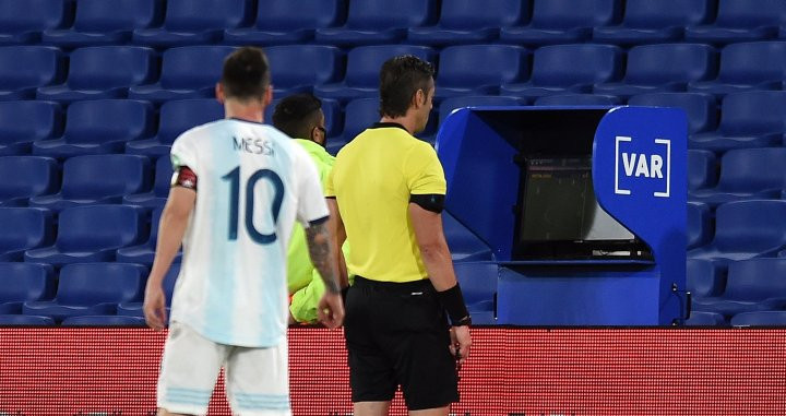Messi observando su gol en el VAR / Redes