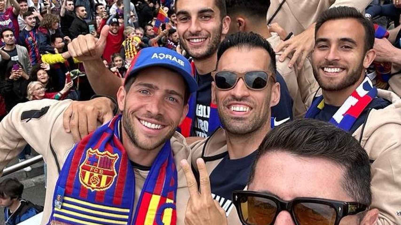 Lewandowski publica un selfie con Busquets, Sergi Roberto, Ferran, Éric, Alonso y Christensen durante la rúa