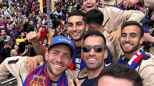 Lewandowski publica un selfie con Busquets, Sergi Roberto, Ferran, Éric, Alonso y Christensen durante la rúa / REDES