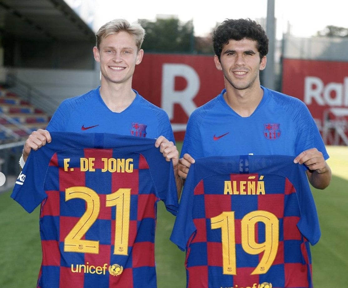 Una foto de Frenkie De Jong y Carles Aleñá con sus nuevos dorsales / FCB