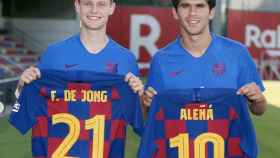 Una foto de Frenkie De Jong y Carles Aleñá con sus nuevos dorsales / FCB