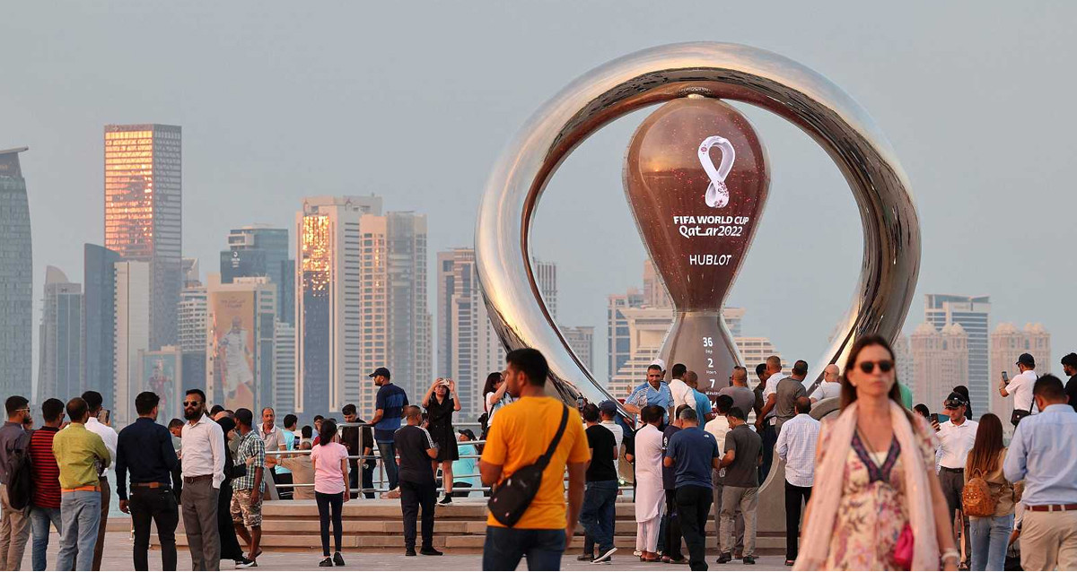 Los aficionados presentes en una de las plazas de Qatar antes del Mundial / EFE