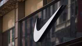 El logo de Nike, a las afueras de una de sus tiendas oficiales / EFE