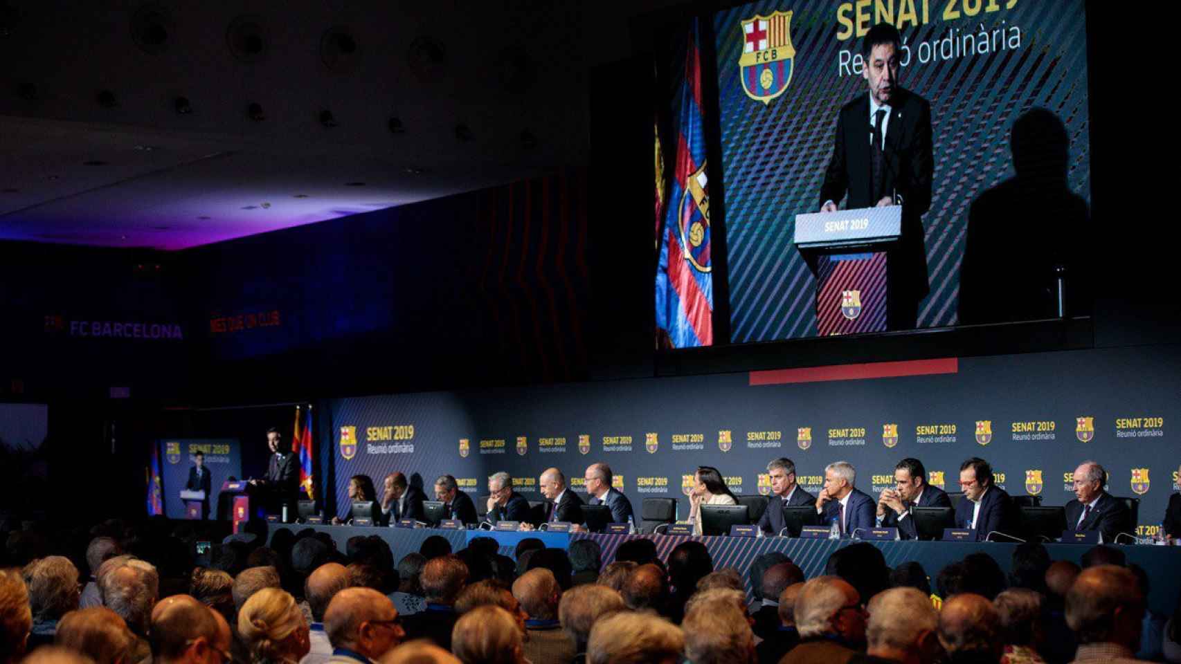Una foto de Josep Maria Bartomeu ante el Senado del Barça junto a su directiva / FCB