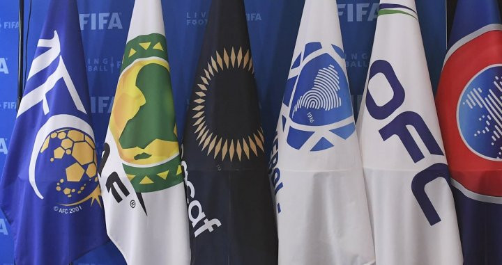 Las banderas de la FIFA y las seis confederaciones / FIFA