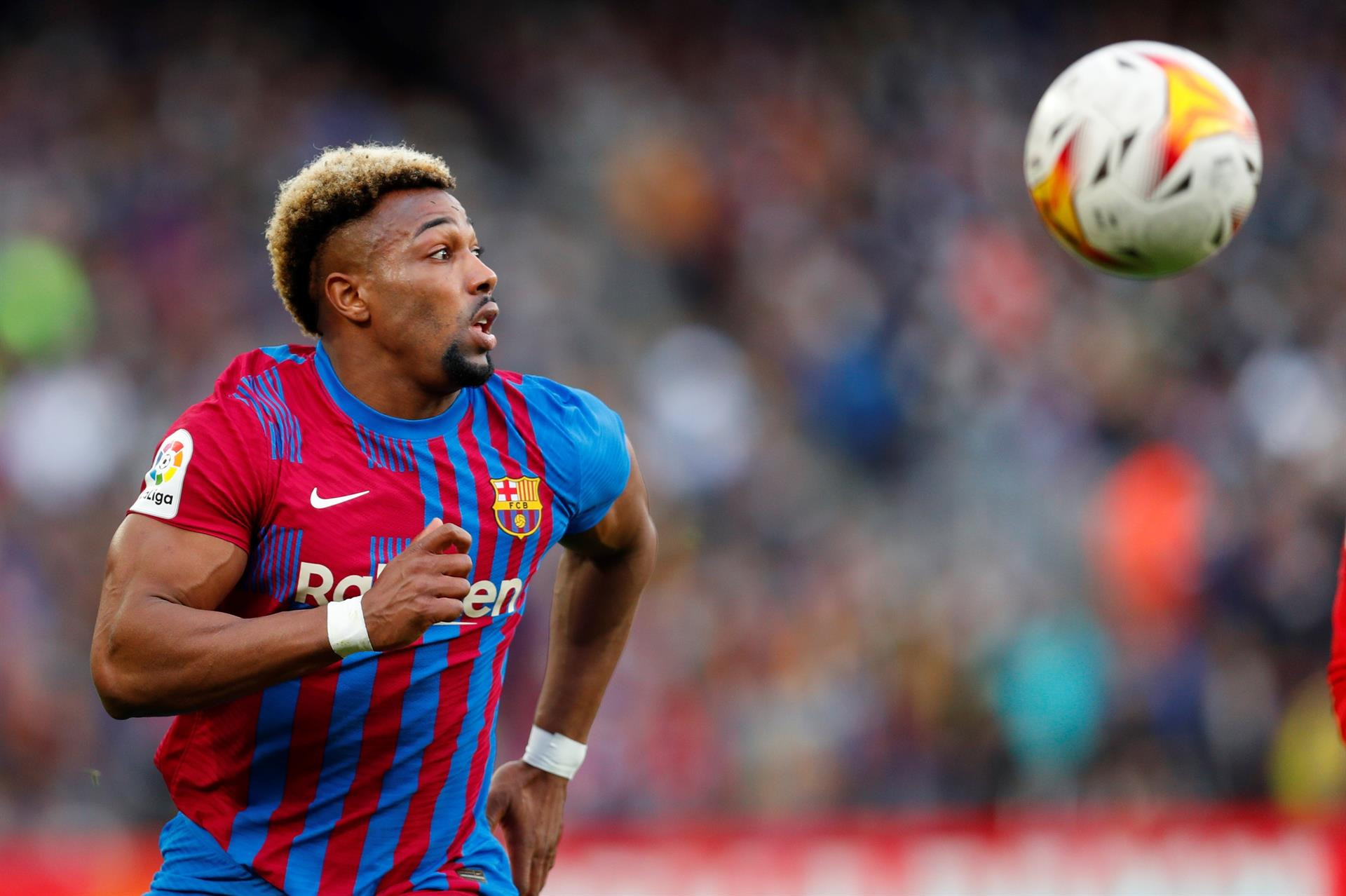 Adama Traoré controla el balón en el Barça-Atlético de Liga / EFE