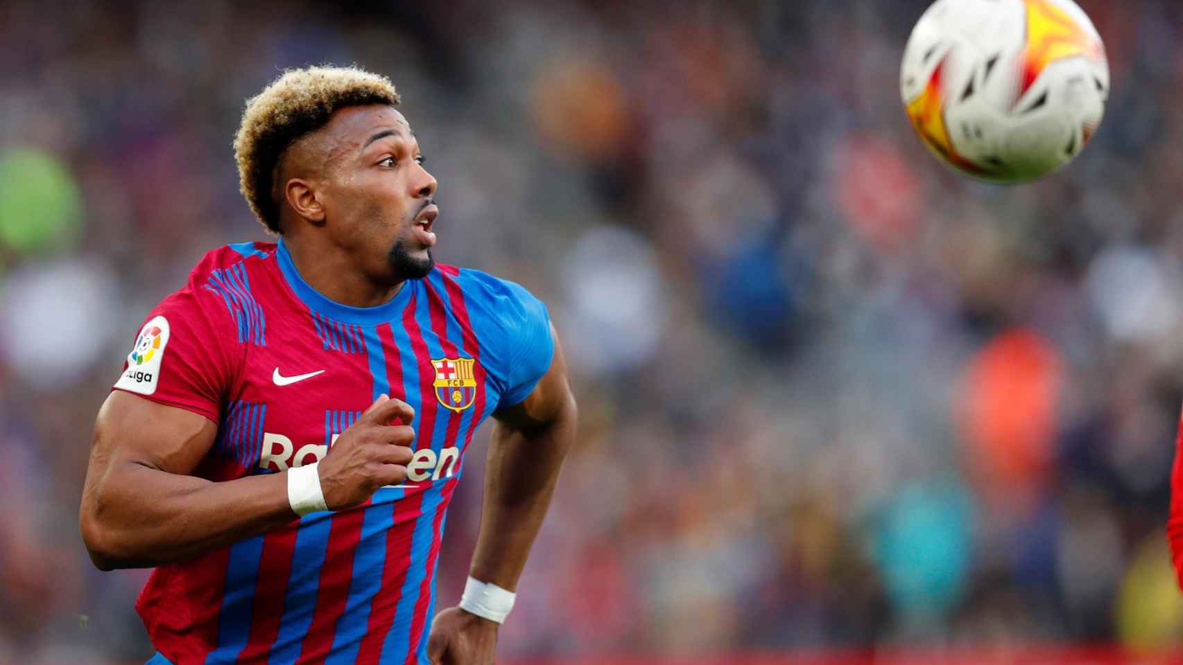 Adama Traoré controla el balón en el Barça-Atlético de Liga / EFE