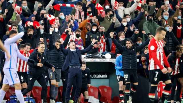 Marcelino celebra, eufórico, la victoria del Athletic en San Mamés que eliminó al Barça de la Copa / EFE