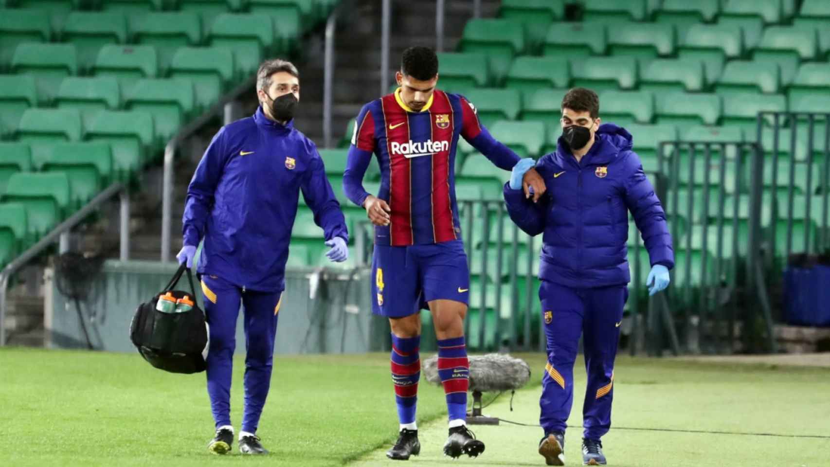 Araujo retirándose lesionado contra el Betis / FC Barcelona