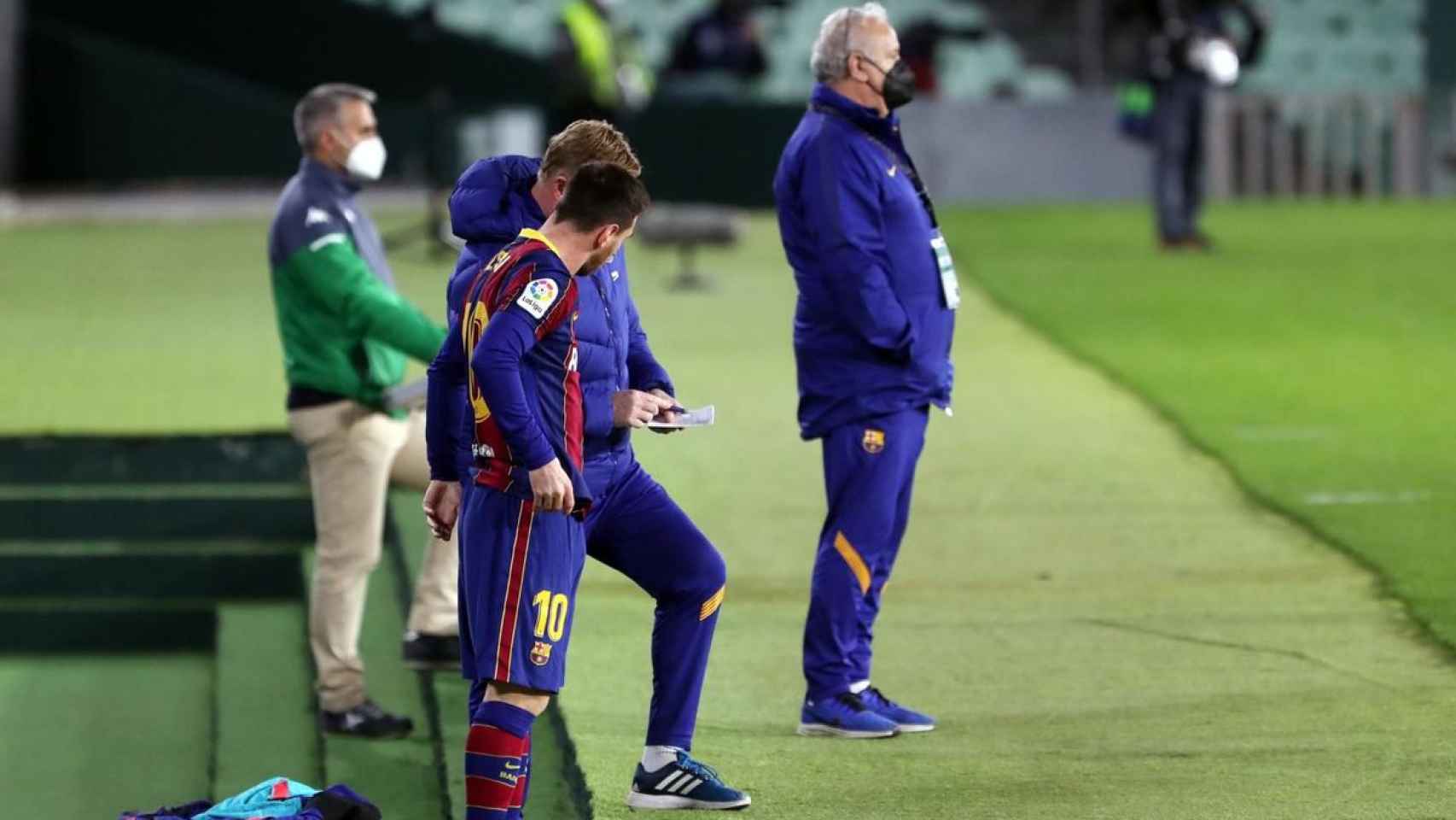 Leo Messi con Ronald Koeman a punto de saltar al terreno de juego como suplente ante el Real Betis / FCB