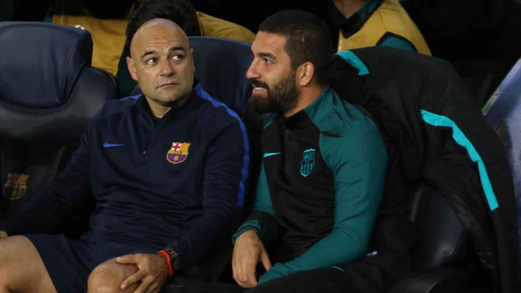 José Ramon de la Fuente con Arda Turan en el banquillo del Barça / Redes