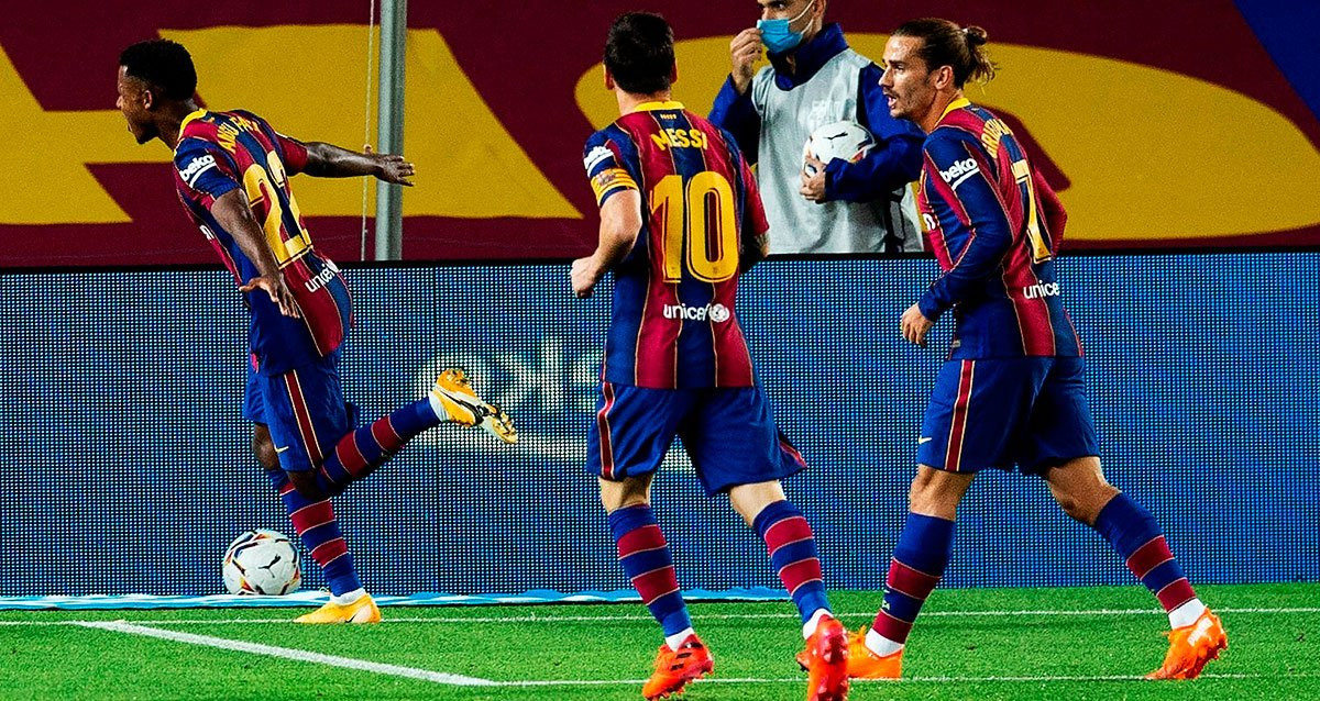 Ansu Fati celebra perseguido por Messi y Griezmann uno de sus goles al Villarreal / EFE