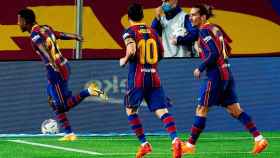 Ansu Fati celebra perseguido por Messi y Griezmann uno de sus goles al Villarreal / EFE