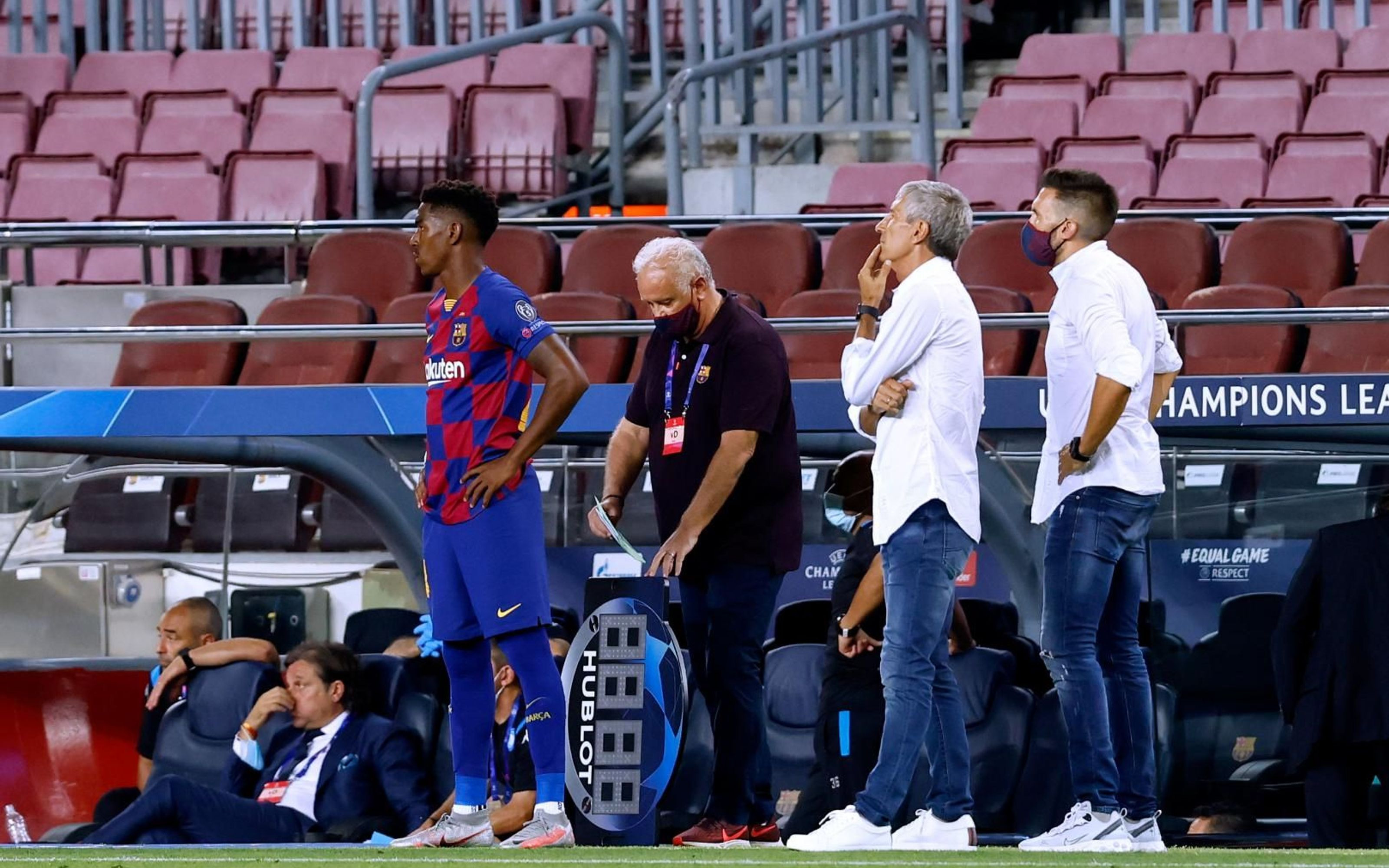 Quique Setién con Sarabia y Junior Firpo en un partido de Champions League, en la temporada 2019/2020 / FC Barcelona