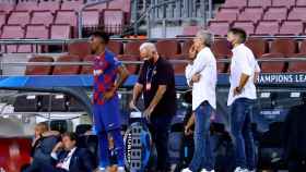 Quique Setién con Sarabia y Junior Firpo en un partido de Champions League, en la temporada 2019/2020 / FC Barcelona