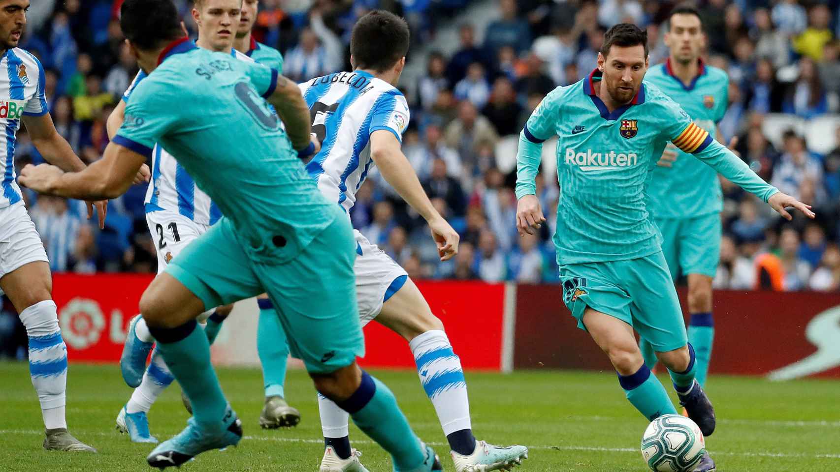 Messi dando una asistencia a Luis Suárez / EFE
