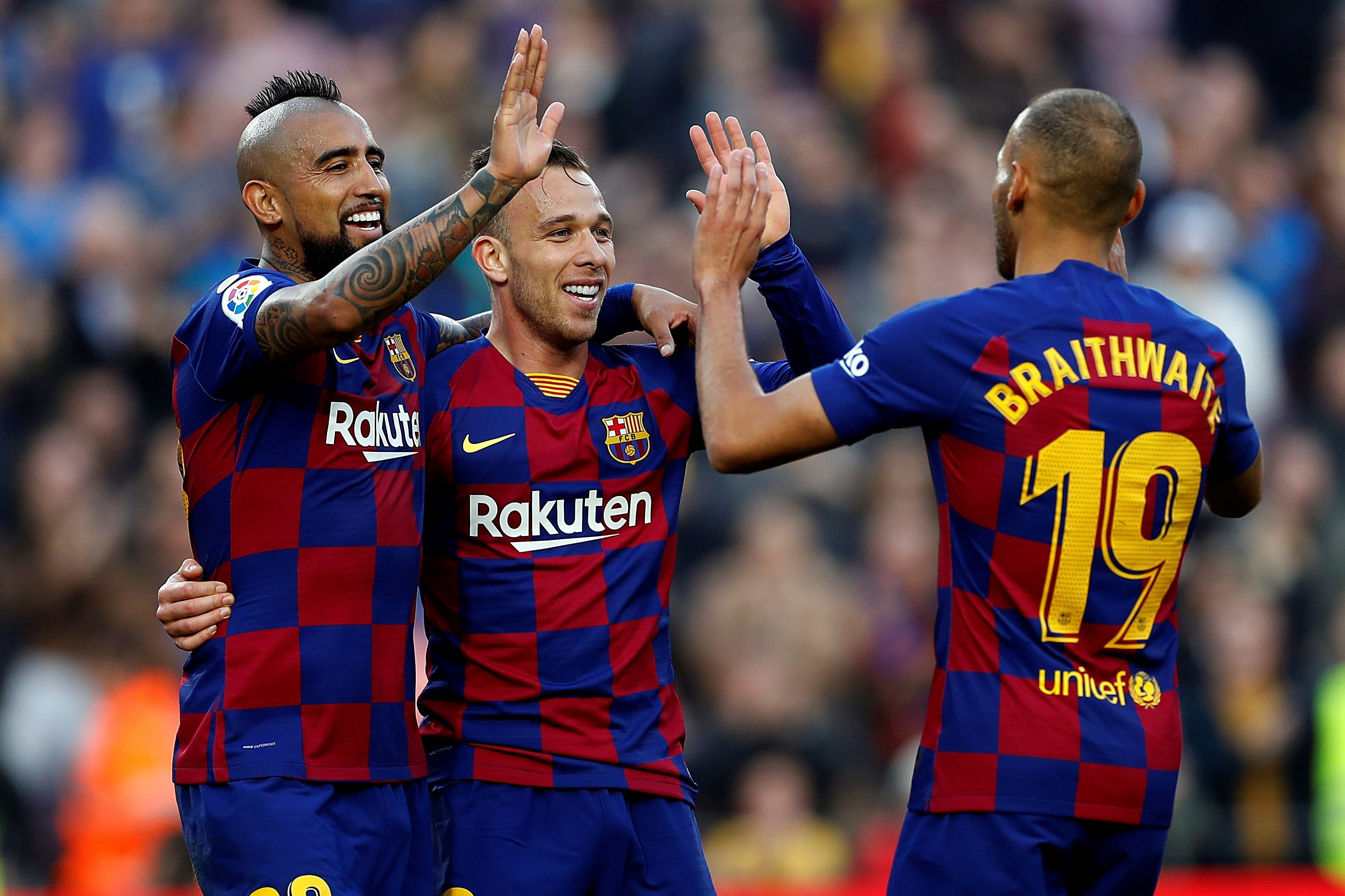 Celebración del gol de Arthur con Arturo Vidal y Braithwaite / EFE