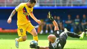 Messi intenta superar al portero del Eibar | EFE