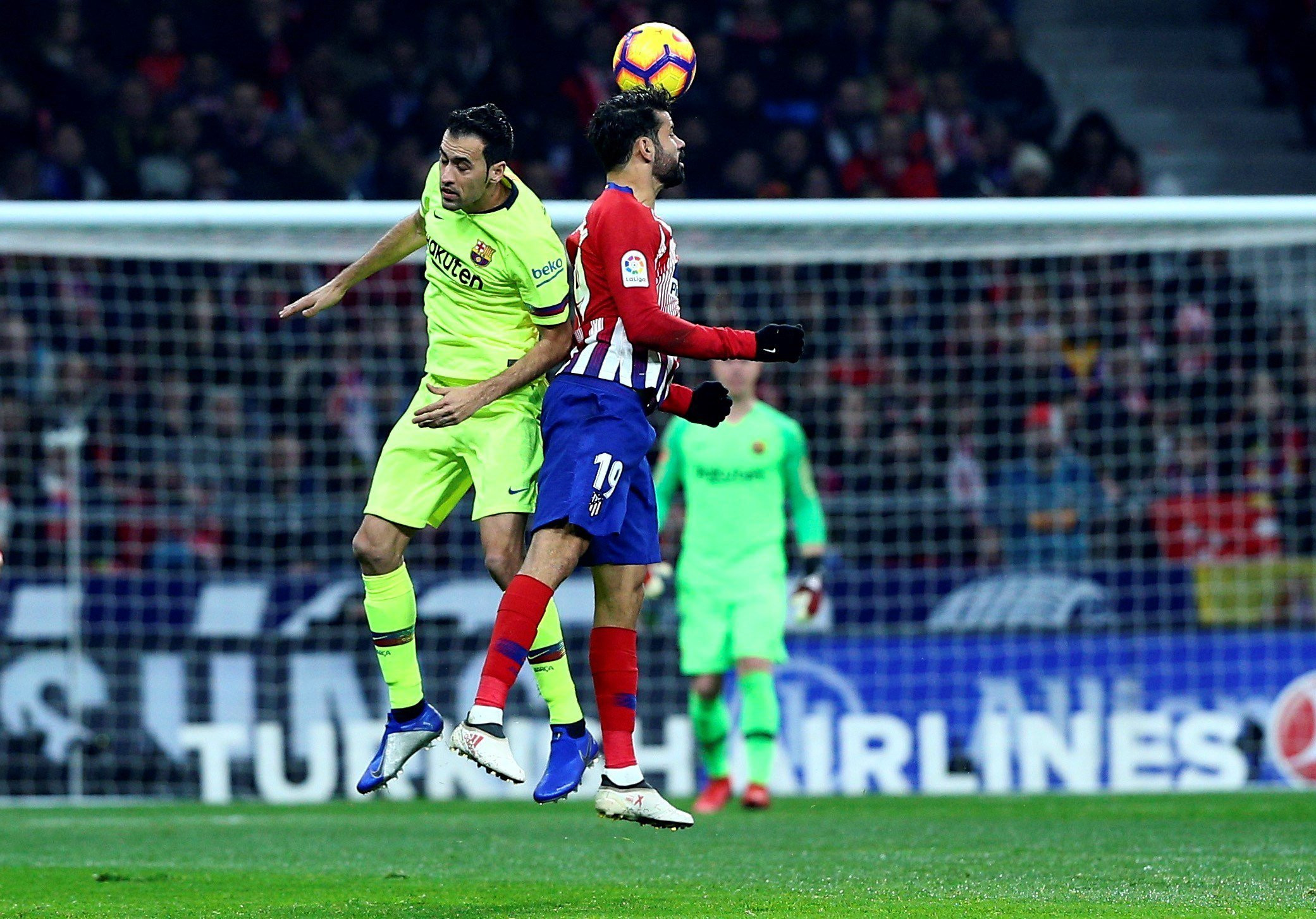 Sergio Busquets y Diego Costa pelean por un balón durante el Atlético-Barça / EFE