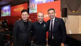 Hiroshi Mikitani, Andrés Iniesta y Josep Maria Bartomeu en la presentación de la Rakuten Cup / FC Barcelona