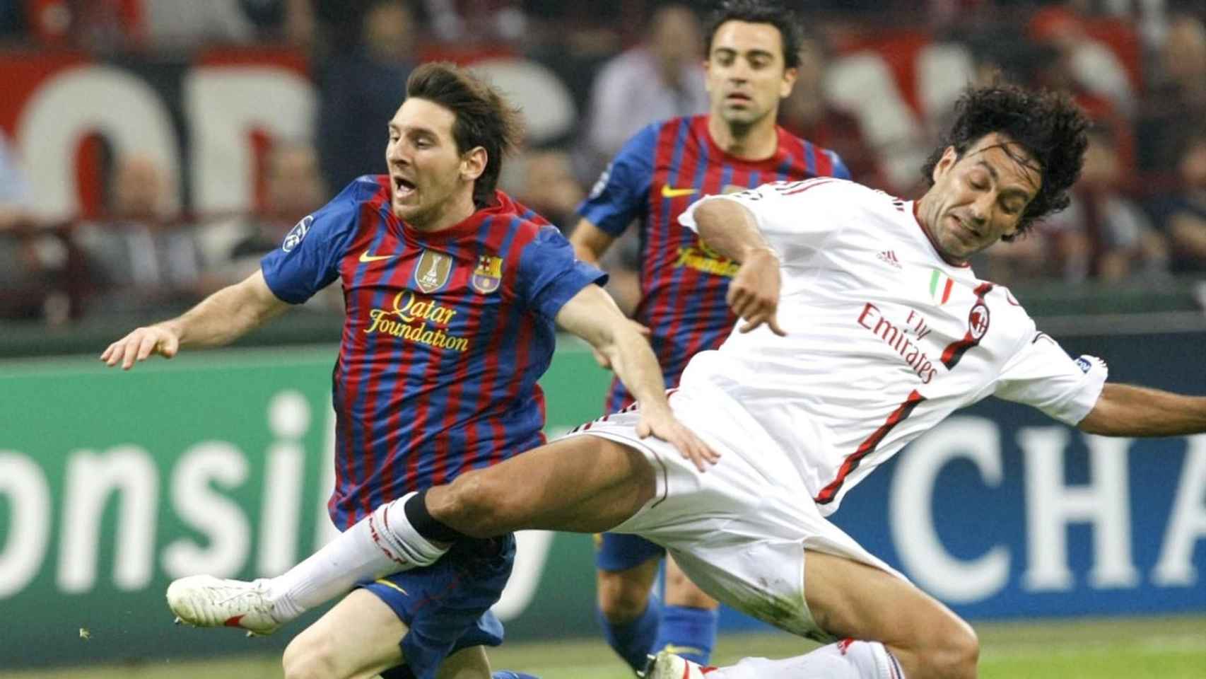 Leo Messi disputando un balón en la eliminatoria contra el Milán (2005-2006) / EFE