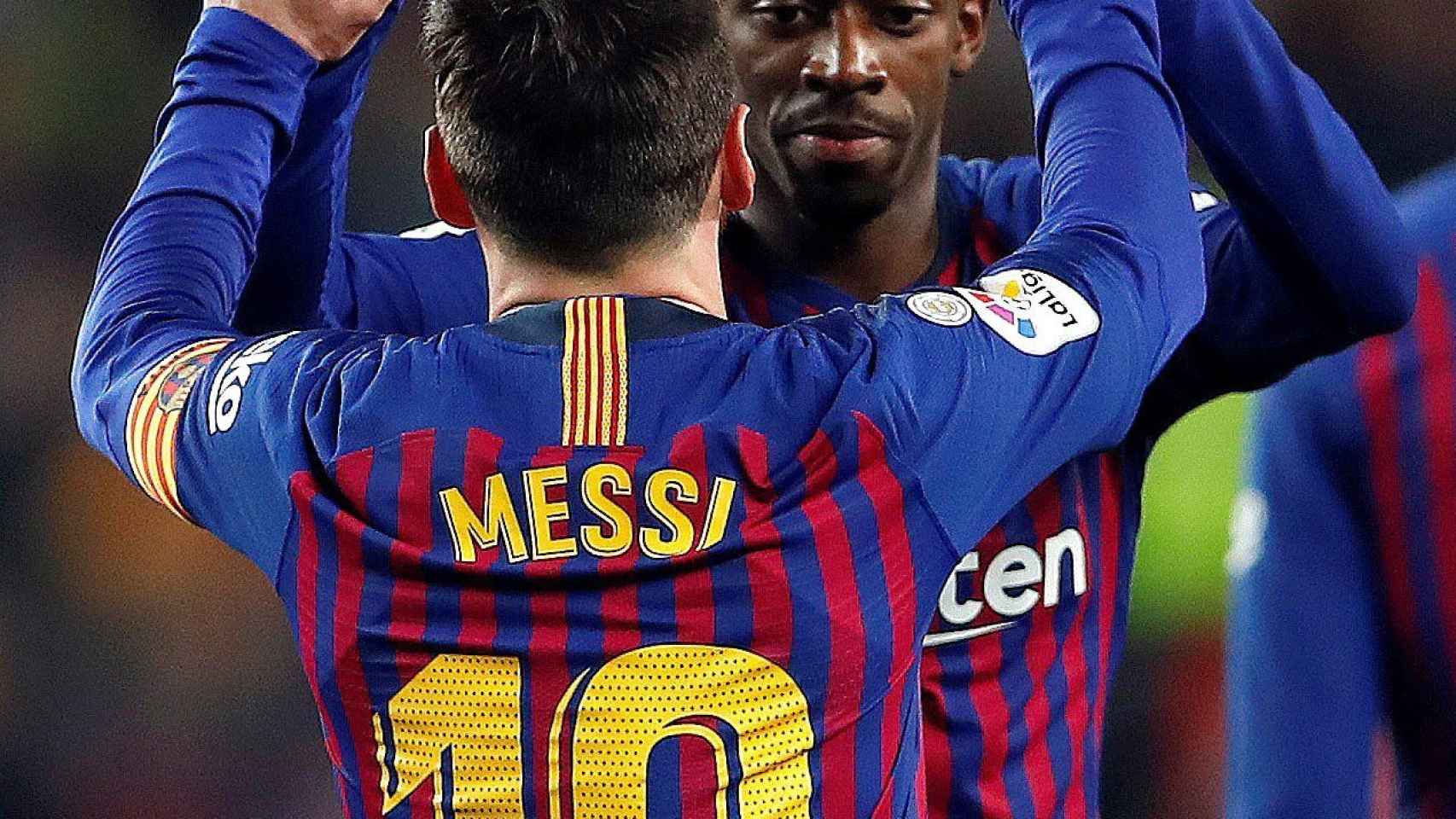 Leo Messi felicita a Dembelé tras su gol al Celta en el Camp Nou / EFE