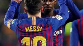 Leo Messi felicita a Dembelé tras su gol al Celta en el Camp Nou / EFE