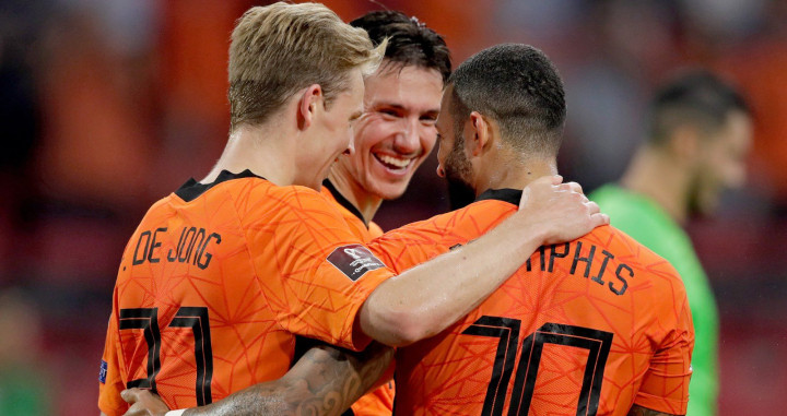 Frenkie de Jong y Memphis Depay celebrando el gol contra Letonia / Redes