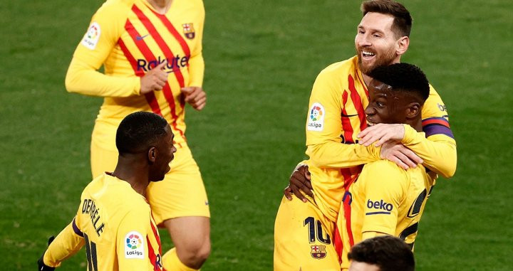 Leo Messi celebrando con Ilaix Moriba y Dembelé el gol del mediocentro / EFE
