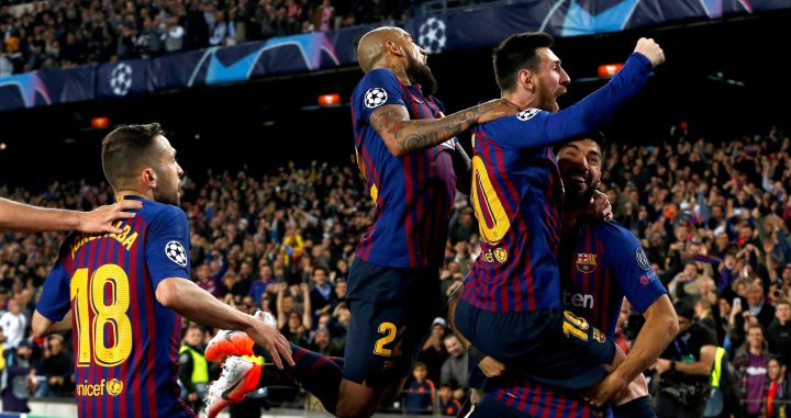 El gol de Messi genera la locura colectiva con los jugadores del Barça / EFE