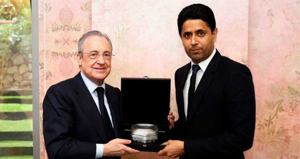 Florentino Pérez obsequia a Nasser al-Kehalifi con una réplica del nuevo Bernabéu / RM